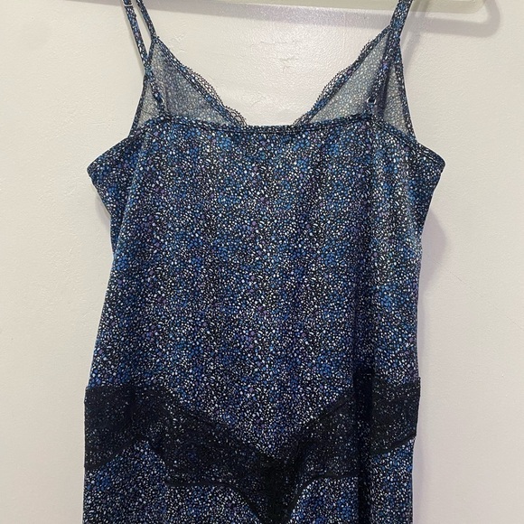 Elegant Blue Maxi Dress with Black Lace Trim - Picture 6 of 8